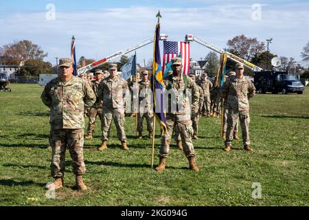 Les soldats de l'armée américaine se tiennent au défilé de repos en formation lors de l'examen militaire de la Garde nationale du New Jersey de 2022 à Sea Girt, New Jersey, le 16 octobre 2022. Les soldats et les aviateurs de la Garde nationale du New Jersey sont examinés chaque année par le gouverneur du New Jersey dans le cadre de cet événement vieux de 130 ans. Banque D'Images