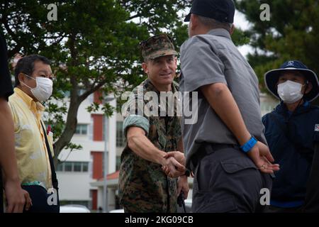 Le lieutenant-colonel Danie N. Saaiman, officier exécutif, quartier général et bataillon de soutien, installations de corps maritimes du Pacifique, camp de base de corps maritimes et résidents locaux participent à un exercice d'évacuation tsunami durant l'exercice constant vigilance 2022 sur le camp Foster, Okinawa, Japon, le 18 octobre 2022. L'exercice annuel a été organisé pour transmettre l'état de préparation et les capacités du camp aux membres et aux communautés locales en cas d'urgence. CV22 est une évaluation de la condition de protection de la Force et de l'intervention en cas de crise visant à valider les installations régionales, les camps et le plan antiterroriste des locataires Banque D'Images