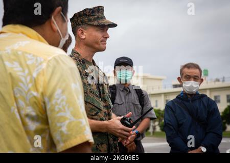 Le lieutenant-colonel Danie N. Saaiman, officier exécutif, quartier général et bataillon de soutien, installations de corps maritimes du Pacifique, camp de base de corps maritimes et résidents locaux participent à un exercice d'évacuation tsunami durant l'exercice constant vigilance 2022 sur le camp Foster, Okinawa, Japon, le 18 octobre 2022. L'exercice annuel a été organisé pour transmettre l'état de préparation et les capacités du camp aux membres et aux communautés locales en cas d'urgence. CV22 est une évaluation de la condition de protection de la Force et de l'intervention en cas de crise visant à valider les installations régionales, les camps et le plan antiterroriste des locataires Banque D'Images