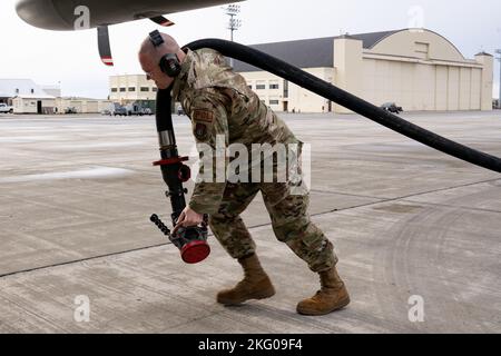 Classe 1st de l'Airman de la Force aérienne des États-Unis Mikhail Topal, un opérateur de distribution de combustibles Airman affecté à l'escadron de préparation logistique 673d, se prépare à alimenter un Super Hercules C-130J affecté à l'escadron no 47th de la British Royal Air Force Brize Norton, Oxfordshire, Angleterre, pendant LE DRAPEAU ROUGE Alaska 23-1 à la base interarmées Elmendorf-Richardson, Alaska, 18 octobre 2022. Des exercices comme RF-A élargissent les possibilités de coopération multilatérale avec les alliés et les partenaires régionaux, en mettant l'accent sur l'amélioration de la préparation au combat des forces américaines et internationales et sur la formation des unités se préparant à l'air et à l'espace Banque D'Images