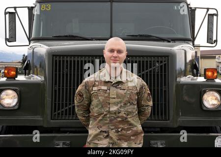 Classe 1st de l'Airman de la Force aérienne des États-Unis Mikhail Topal, exploitant de distribution de carburants Airman affecté au 673d e Escadron de préparation logistique, pose devant un camion de carburants pendant LE DRAPEAU ROUGE Alaska 23-1 à la base conjointe Elmendorf-Richardson, Alaska, le 18 octobre 2022. Des exercices comme RF-A élargissent les possibilités de coopération multilatérale avec les alliés et les partenaires régionaux, en mettant l'accent sur l'amélioration de la préparation au combat des forces américaines et internationales et en fournissant une formation aux unités se préparant à l'intervention des forces expéditionnaires aériennes et spatiales. « Nous alimentons tous les avions ici à JBER, du côté de la Force aérienne au moins, a Banque D'Images