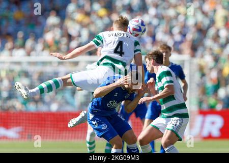 Sydney, Australie. 20 novembre 2022. SYDNEY, AUSTRALIE - NOVEMBRE 20 : Carl Starfelt de Celtic dirige le ballon au-dessus de Neal Maupay d'Everton lors du match entre Everton et Celtic au stade Accor le 20 novembre 2022 Credit : IOIO IMAGES/Alamy Live News Banque D'Images