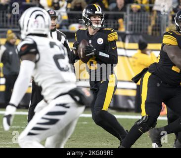 Pittsburgh, États-Unis. 20th novembre 2022. Le quarterback des Steelers de Pittsburgh Kenny Pickett (8) revient à passer au cours du deuxième trimestre contre les Bengals de Cincinnati au stade d'Acrisure le dimanche, 20 novembre 2022 à Pittsburgh. Photo par Archie Carpenter/UPI crédit: UPI/Alay Live News Banque D'Images