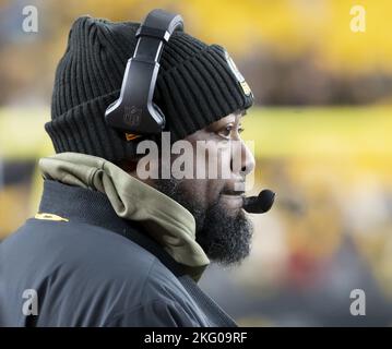 Pittsburgh, États-Unis. 20th novembre 2022. Mike Tomlin, entraîneur-chef des Steelers de Pittsburgh, sur la touche pendant le quatrième trimestre de la victoire des Bengals de Cincinnati 37-30 au stade de l'Acure, dimanche, à 20 novembre 2022, à Pittsburgh. Photo par Archie Carpenter/UPI crédit: UPI/Alay Live News Banque D'Images