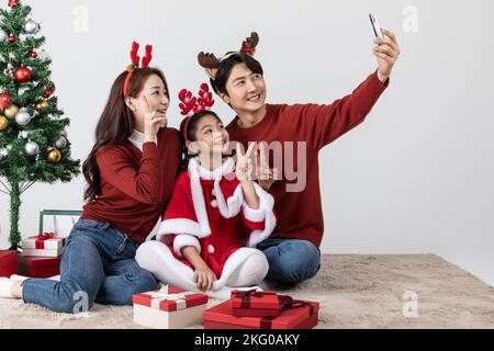 Bonne famille asiatique coréenne à Noël concept prendre un selfie Banque D'Images