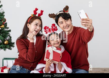 Bonne famille asiatique coréenne à Noël concept prendre un selfie Banque D'Images