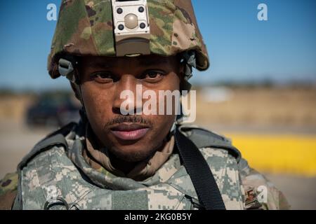 Le premier Airman Kristopher Reed de la U.S. Air Force, un distributeur de carburant du 366th Logistics Readiness Squadron, garde à un point de contrôle d'entrée sur la base aérienne Mountain Home, Idaho, le 18 octobre 2022. Les procédures de point de contrôle d'entrée sont quelques-uns des nombreux composants qui sont inclus dans la formation d'aviateurs multi-capables. Banque D'Images