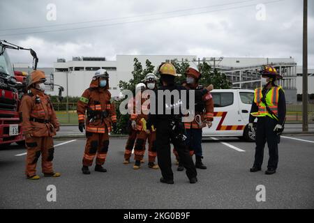 Un pompier avec la caserne de pompiers de Camp Kinser, les installations des corps marins les services d'incendie et d'urgence du Pacifique, informe les pompiers d'Urasoe d'un scénario avant l'entraînement sur Camp Kinser, Okinawa, Japon, le 18 octobre 2022. La caserne de pompiers de Camp Kinser et le service des incendies d'Urasoe ont mené une formation bilatérale pendant l'exercice constant vigilance afin de renforcer leur capacité à répondre conjointement aux crises. Banque D'Images