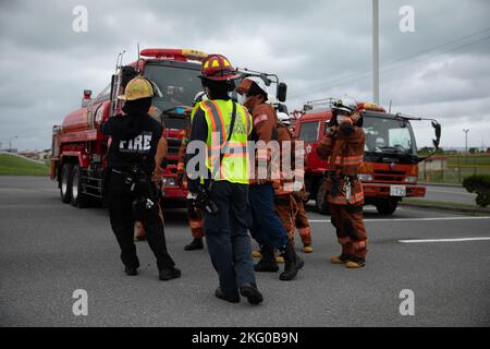 Un pompier avec la caserne de pompiers de Camp Kinser, les installations des corps marins les services d'incendie et d'urgence du Pacifique, informe les pompiers d'Urasoe d'un scénario avant l'entraînement sur Camp Kinser, Okinawa, Japon, le 18 octobre 2022. La caserne de pompiers de Camp Kinser et le service des incendies d'Urasoe ont mené une formation bilatérale pendant l'exercice constant vigilance afin de renforcer leur capacité à répondre conjointement aux crises. Banque D'Images