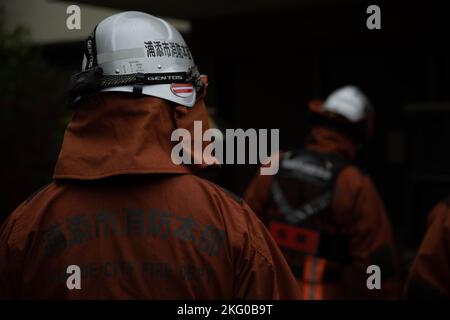 Un pompier du service des incendies d'Urasoe est informé d'un scénario avant l'entraînement à Camp Kinser, Okinawa, Japon, 18 octobre 2022. La caserne de pompiers de Camp Kinser et le service des incendies d'Urasoe ont mené une formation bilatérale pendant l'exercice constant vigilance afin de renforcer leur capacité à répondre conjointement aux crises. Banque D'Images