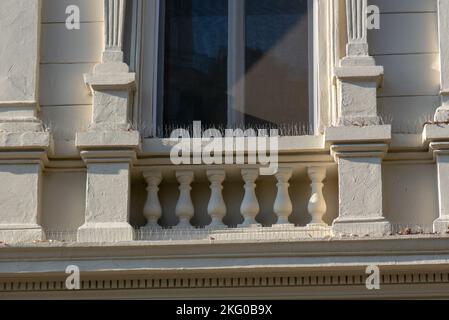 Pointes de contrôle des oiseaux, pointes anti-roosting, pointes de pigeon ou modification de la roost sur la façade d'un bâtiment. Banque D'Images