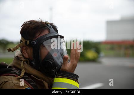 Shinya GIMA, pompier avec la caserne de pompiers de Camp Kinser, les installations du corps maritime Pacific Fire and Emergency Services, met sur son appareil respiratoire autonome lors d'un scénario d'entraînement à Camp Kinser, Okinawa, Japon, 18 octobre 2022. La caserne de pompiers de Camp Kinser et le service des incendies d'Urasoe ont mené une formation bilatérale pendant l'exercice constant vigilance afin de renforcer leur capacité à répondre conjointement aux crises. Banque D'Images