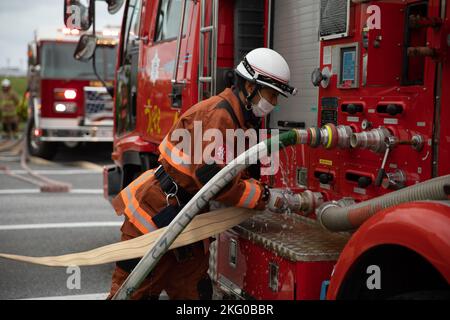 Un pompier avec le service d'incendie d'Urasoe connecte un tuyau d'incendie à un camion d'incendie pendant un scénario d'entraînement à Camp Kinser, Okinawa, Japon, 18 octobre 2022. La caserne de pompiers de Camp Kinser et le service des incendies d'Urasoe ont mené une formation bilatérale pendant l'exercice constant vigilance afin de renforcer leur capacité à répondre conjointement aux crises. Banque D'Images