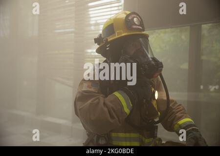 Shoichirou Nagamine, pompier à la caserne de pompiers Camp Kinser, aux installations des corps maritimes, Pacific Fire and Emergency Services, utilise sa radio pour la communication lors d'un scénario d'entraînement à Camp Kinser, Okinawa, Japon, 18 octobre 2022. La caserne de pompiers de Camp Kinser et le service des incendies d'Urasoe ont mené une formation bilatérale pendant l'exercice constant vigilance afin de renforcer leur capacité à répondre conjointement aux crises. Banque D'Images