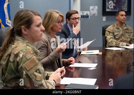 Amy Kershaw, au centre, commissaire intérimaire du ministère de l'éducation et des soins de la petite enfance du Massachusetts, pose une question sur le processus d'embauche civile lors d'une visite à la base aérienne de Hanscom, Mass., 18 octobre, en tant que colonel Taona Enriquez, à gauche, commandant d'installation, Christopher Powers, chef d'état-major de la CEE et Sgt. Alan Weary, à droite, chef de commande de l'installation, écoute. À la demande de l'escadron de soutien de la Force 66th, Kershaw a visité les programmes de la DGFA Hanscom pour les jeunes et discuté des efforts de collaboration sur les défis de dotation omniprésents. Banque D'Images