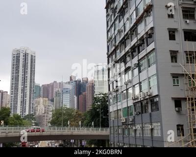 Gratte-ciel en pierre, brique, verre et métal, résidentiel et commercial, Un jour couvert à Hong Kong -05 Banque D'Images