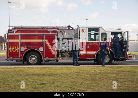 Les pompiers de la Marine corps Air Station les services d’incendie et d’urgence d’Iwakuni ont un moteur d’incendie pour une classe de sécurité incendie pour les élèves de l’école élémentaire Matthew C. Perry au MCAS Iwakuni, Japon, le 18 octobre 2022. Le service des incendies a réalisé une démonstration d'un incendie domestique simulé à l'aide d'une machine à fumée et d'une remorque avant une visite d'un moteur d'incendie dans lequel ils ont présenté l'équipement à l'occasion du 100th anniversaire de la semaine de prévention des incendies. Banque D'Images