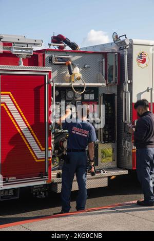 Pompiers de la Marine corps Air Station les services d’incendie et d’urgence d’Iwakuni préparent un moteur d’incendie pour une classe de sécurité incendie pour les élèves de l’école élémentaire Matthew C. Perry au MCAS Iwakuni, Japon, le 18 octobre 2022. Le service des incendies a réalisé une démonstration d'un incendie domestique simulé à l'aide d'une machine à fumée et d'une remorque avant une visite d'un moteur d'incendie dans lequel ils ont présenté l'équipement à l'occasion du 100th anniversaire de la semaine de prévention des incendies. Banque D'Images