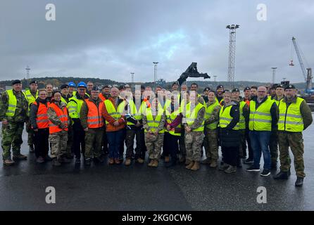 21st Commandement du soutien du théâtre soutien de la nation hôte et logisticiens, représentants des Forces maritimes Europe et Afrique, Armée américaine Europe-Afrique, 598th Commandement du déploiement et de la distribution en surface, Forces armées norvégiennes et représentants du gouvernement norvégien et des secteurs civils ont visité le port de Borg, Fredrikstad, Norvège 18 octobre, 2022 au cours d'un atelier de table visant à améliorer le soutien et l'interopérabilité du pays hôte entre les États-Unis et la Norvège. Banque D'Images