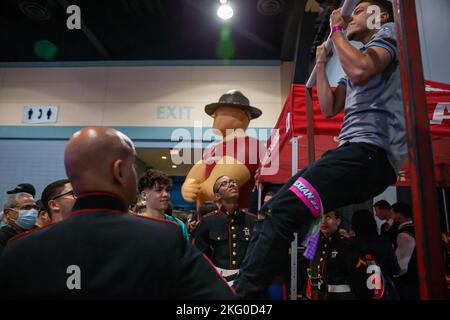 Un étudiant tente de relever le défi du corps des Marines au Feria Seniors 2022 qui s'est tenu au Centre de congrès Dr. Pedro Rosselló González, San Juan, Porto Rico, le 18 octobre 2022. La sous-station Marines of Recruiting San Juan, RSS Ponce et Marines ont récemment obtenu leur diplôme du Marine corps Recruiting Depot, à l'île de Parris, pour présenter aux candidats potentiels des informations concernant le Marine corps. Feria Seniors est un événement qui permet aux étudiants de Porto Rico de rencontrer différentes organisations et institutions préparées aux aider, à planifier et à se préparer pour leur future carrière. Banque D'Images