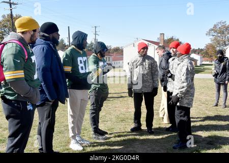 Les cadets de la Wisconsin National Guard Challenge Academy se préparent à diriger les Packers de Green Bay Sean Rhyan, Rasheed Walker, Romeo Doubs et Aaron Jones lors d'une visite du campus de l'académie à fort McCoy, le 18 octobre. Le programme volontaire Challenge Academy utilise un environnement structuré de style militaire et des enseignants et conseillers certifiés par l'État pour remodeler la vie des jeunes de 16 à 18 ans qui risquent de ne pas terminer leurs études secondaires. Photo du département des affaires militaires du Wisconsin par Vaughn R. Larson Banque D'Images