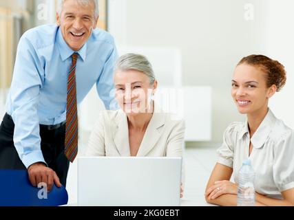 Des dirigeants qui réussissent lors d'une réunion d'affaires. Portrait des cadres dirigeants qui ont réussi à une réunion d'affaires au bureau. Banque D'Images