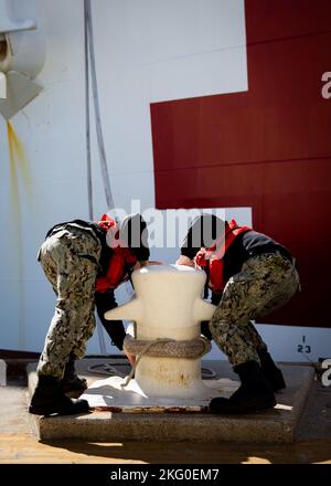 Norfolk, Virginie (13 octobre 2022) - les marins affectés à l'USS New York (LPD-21) ont tendance à avoir une ligne d'amarrage tandis que l'USNS Comfort (T-AH 20) quitte la station navale de Norfolk pour commencer à soutenir les navires pour la poursuite de Promise 2022, 19 octobre 2022. La promesse continue 2022, Un effort militaire et civil multinational conjoint, fournira une aide humanitaire aux pays partenaires de la zone de responsabilité du Commandement Sud des États-Unis en fournissant des soins médicaux aux personnes dans le besoin. Banque D'Images