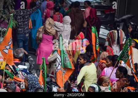 New Delhi, Inde, 20 novembre 2022 - Bharatiya Janata Party (BJP) partisans lors d'un rassemblement en faveur du candidat du BJP Pankaj Luthra de déposer nominati Banque D'Images