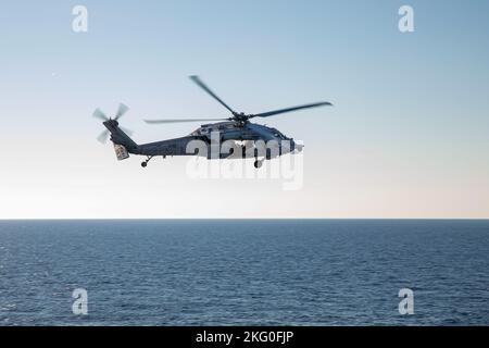 221020-N-MW880-1033 MER ADRIATIQUE (OCT 20, 2022) un MH-60s Knighthawk, affecté à l'Escadron de combat en mer (HSC) 5, effectue le réapprovisionnement vertical avec le porte-avions de la classe Nimitz USS George H.W. Bush (CVN 77) pendant l'activité de vigilance Neptune Strike 22,2 (NID 22,2) menée par l'OTAN, dans la mer Adriatique, le 20 octobre 2022. NEST 22,2 est l'évolution naturelle de la capacité de l'OTAN à intégrer les capacités de guerre maritime haut de gamme d'un groupe de grève des transporteurs pour soutenir la défense de l'alliance en Europe. Banque D'Images