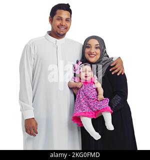 Es notre fierté et joie. Portrait studio d'une jeune famille musulmane heureuse isolée sur blanc. Banque D'Images