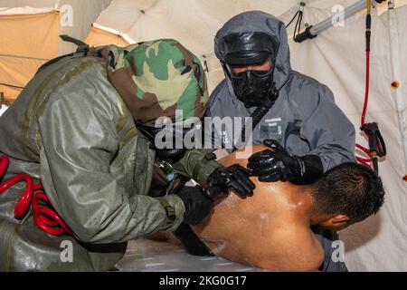 221019-N-PC620-0071 REYNOSA, Mexique (oct 19, 2022) soldats américains affectés à la 526th Engineer Company, 92nd Engineer Battalion, 20th Engineer Brigade, de fort Stewart, en Géorgie, Et les soldats de l'armée mexicaine affectés au 19th Motorisé Cavalry Regiment décontaminent une victime simulée après les avoir tirés d'une zone de contamination chimique, biologique, radiologique ou nucléaire pendant l'exercice Fuerzas Amigas 2022 à Campo Militar Reynosa, Mexique, le 19 octobre 2022. Cet exercice binational d'intervention en cas de catastrophe entre les militaires américains et mexicains permettra d'améliorer la préparation et de renforcer la natio Banque D'Images