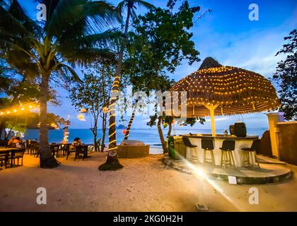 Bar de plage AO nang après le coucher du soleil, à Krabi, en Thaïlande Banque D'Images