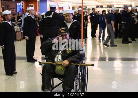 CHICAGO (octobre 19, 2022) – apprenti Fireman Yaquelin Rodriguez, un marin d'accession affecté à la surface Warfare Engineering School Command Great Lakes escorte un vétéran pendant le vol d'honneur de Chicago en 106th à l'aéroport international de Chicago Midway. La station navale des Grands Lacs et les commandements des locataires ont amené 154 marins à soutenir le dernier vol de 2022 du vol Honor Chicago (HFC). Banque D'Images