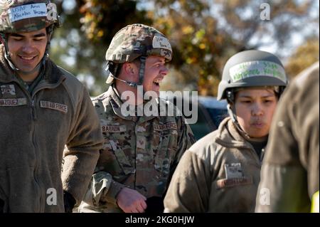 Sergent d'état-major de la Force aérienne des États-Unis Casey Barron, 375th Services de l'escadron de soutien de la Force, rit avec les autres aviateurs de services pendant qu'ils construisent une seule palette Expeditionary Kitchen pendant le Ballistic Badger 2022, le 19 octobre 2022, sur la base de la Garde nationale aérienne Volk Field, Wisconsin. BB22 est une occasion de formation pour les aviateurs de l'aile Showcase pour répéter la capacité d'exécuter la mobilité mondiale rapide. Banque D'Images