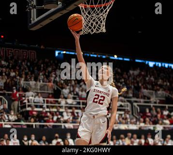 Mauves Pavilion Stanford, CA. 20th novembre 2022. CA, États-Unis l'avant de Stanford Cameron Brink (22) va dans le panier pendant le jeu NCAA Women's Basketball entre les Gamecocks de Caroline du Sud et le Cardinal de Stanford. La Caroline du Sud a battu Stanford 76-71 en heures supplémentaires au Maples Pavilion Stanford, en Californie. Thurman James /CSM/Alamy Live News Banque D'Images