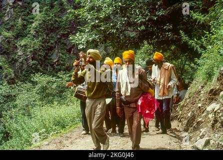 Sikh Pilgrim a chanté des chansons de dévotion sur le chemin de Hemkund Sahib Garhwal Uttaranchal Banque D'Images