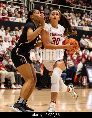 Mauves Pavilion Stanford, CA. 20th novembre 2022. CA, États-Unis la garde de Stanford Haley Jones (30) va à la boucle pendant le jeu NCAA Women's Basketball entre les Gamecocks de Caroline du Sud et le Cardinal de Stanford. La Caroline du Sud a battu Stanford 76-71 en heures supplémentaires au Maples Pavilion Stanford, en Californie. Thurman James /CSM/Alamy Live News Banque D'Images