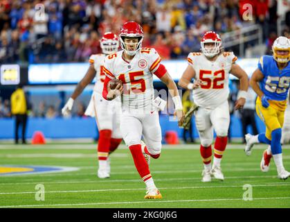 Inglewood, Californie, États-Unis. 20th novembre 2022. Le quarterback des Kansas City Chiefs, Patrick Mahomes, s'embrouille avec le ballon lors du match de football de la NFL entre les Kansas City Chiefs et les Los Angeles Chargers à Inglewood, en Californie. Crédit photo obligatoire : Charles Baus/CSM/Alay Live News Banque D'Images