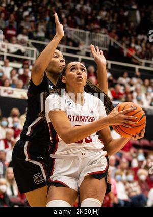 Mauves Pavilion Stanford, CA. 20th novembre 2022. CA, États-Unis la garde de Stanford Haley Jones (30) va à la boucle pendant le jeu NCAA Women's Basketball entre les Gamecocks de Caroline du Sud et le Cardinal de Stanford. La Caroline du Sud a battu Stanford 76-71 en heures supplémentaires au Maples Pavilion Stanford, en Californie. Thurman James /CSM/Alamy Live News Banque D'Images