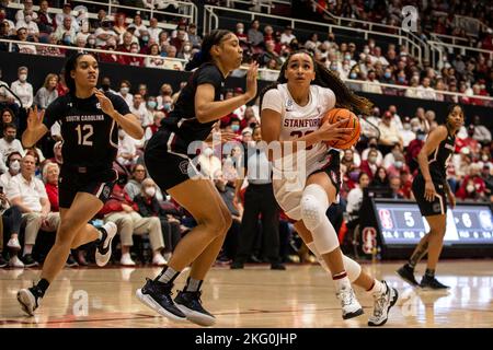 Mauves Pavilion Stanford, CA. 20th novembre 2022. CA, États-Unis la garde de Stanford Haley Jones (30) va à la boucle pendant le jeu NCAA Women's Basketball entre les Gamecocks de Caroline du Sud et le Cardinal de Stanford. La Caroline du Sud a battu Stanford 76-71 en heures supplémentaires au Maples Pavilion Stanford, en Californie. Thurman James /CSM/Alamy Live News Banque D'Images