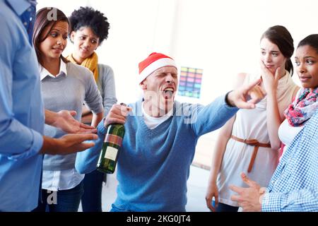 Mauvais, bureau et la fête avec l'équipe d'affaires a l'air mal à l'aise par les employés ivre comportement dans le bureau. Les gens d'affaires, jugeant et confus par Banque D'Images