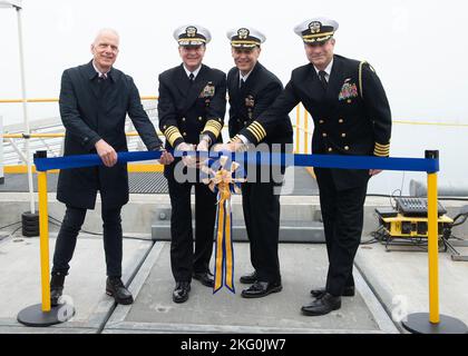 221019-N-ED185-1061 BASE NAVALE KITSAP – BANGOR, WASHINGTON (OCT 19, 2022) M. Peter Fleck, Directeur des opérations des installations du Groupe de développement sous-marin 5, à gauche, SMA. Stuart Munsch, commandant des forces navales américaines Europe-Afrique, capitaine Gary Montalvo, commodore, Groupe de développement sous-marin 5, et capitaine Kevin Pickard, chef d'état-major de la région navale du Nord-Ouest, ont coupé un ruban lors d'une cérémonie pour un quai de service récemment achevé situé sur la base navale de Kitsap – Bangor, 19 octobre 2022. La cérémonie a marqué l'achèvement d'un important projet d'infrastructure qui soutiendra l'arrivée de sous-marins d'attaque rapide, y compris Banque D'Images