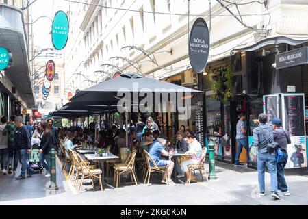 Melbourne Victoria 2022, dîneurs mangeant et prenant un café dans les cafés et les restaurants de Degraves Street, Melbourne Laneway, Australie Banque D'Images