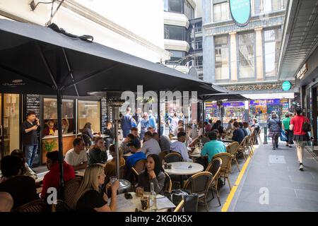 Melbourne Victoria 2022, dîneurs mangeant et prenant un café dans les cafés et les restaurants de Degraves Street, Melbourne Laneway, Australie Banque D'Images