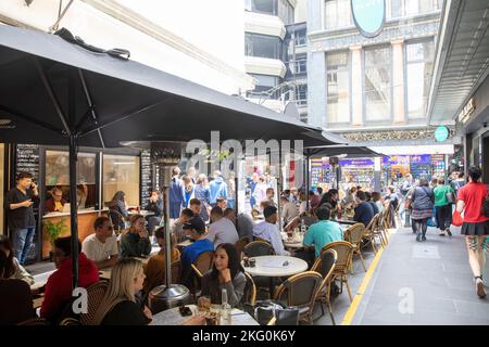 Melbourne Victoria 2022, dîneurs mangeant et prenant un café dans les cafés et les restaurants de Degraves Street, Melbourne Laneway, Australie Banque D'Images