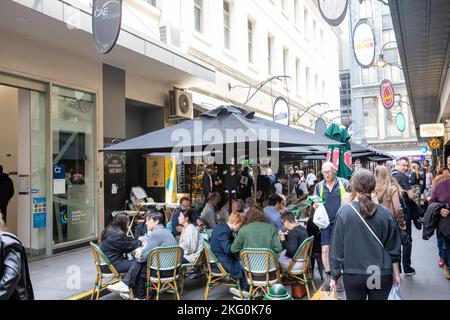 Melbourne Victoria 2022, dîneurs mangeant et prenant un café dans les cafés et les restaurants de Degraves Street, Melbourne Laneway, Australie Banque D'Images