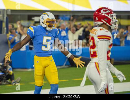 Inglewood, États-Unis. 20th novembre 2022. Joshua Palmer, le grand receveur des Chargers de Los Angeles (5) célèbre son refrain lors de la première moitié contre les chefs de Kansas City au stade SOFI d'Inglewood, en Californie, dimanche, 20 novembre 2022. Photo de Mike Goulding/UPI crédit: UPI/Alay Live News Banque D'Images