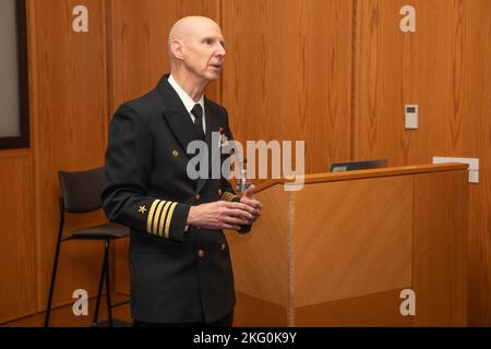 Dana Simon, commandant du Centre de guerre de surface navale de la Division Philadelphie (NSWCPD), rend hommage aux individus et aux équipes pour leurs réalisations et leur contribution à la mission de la Marine américaine lors des Prix du commandement du NSWCPD 2022. Banque D'Images