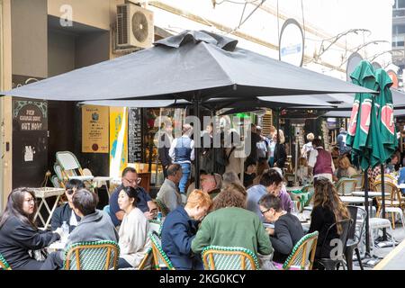 Melbourne Victoria 2022, dîneurs mangeant et prenant un café dans les cafés et les restaurants de Degraves Street, Melbourne Laneway, Australie Banque D'Images