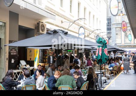 Melbourne Victoria 2022, dîneurs mangeant et prenant un café dans les cafés et les restaurants de Degraves Street, Melbourne Laneway, Australie Banque D'Images